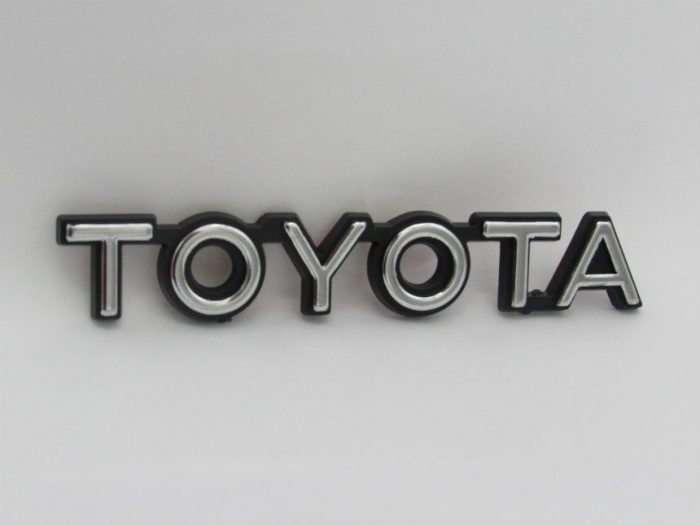 Emblem Tulisan TOYOTA Warna Hitam Chrome