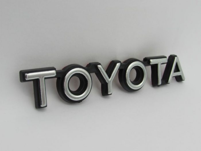 Emblem Tulisan TOYOTA Warna Hitam Chrome