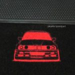 Karpet BMW Seri 3 E30 Bahan Beludru Kualitas Premium Warna Hitam List Merah Logo Mobil - 2 Baris