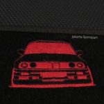 Karpet BMW Seri 3 E30 Bahan Beludru Kualitas Super Warna Hitam List Merah Logo Mobil - 2 Baris