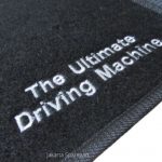 Karpet BMW Seri 5 E39 Bahan Beludru Super Warna Hitam Logo Tulisan The Ultimate Driving Machine - 2 Baris