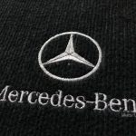 Karpet Mercedes Benz E-Class W211 Bahan Beludru Premium Warna Hitam Model Lubang Kancing Logo Bintang Tulisan Mercedes Benz - 2 Baris